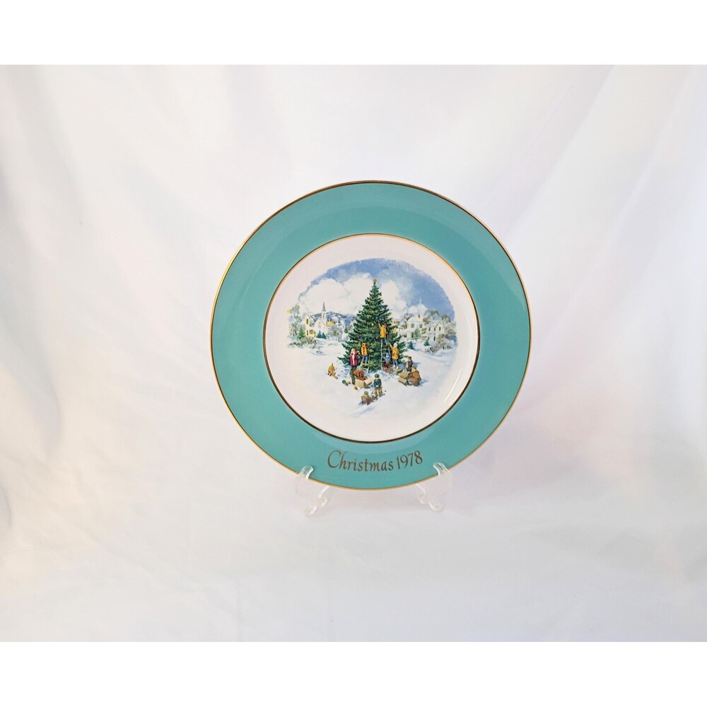 Trimming The Tree 1978 Avon Christmas Plate